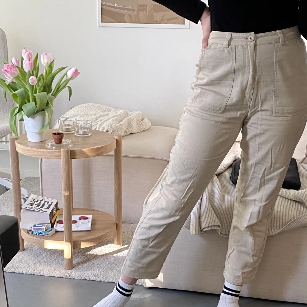 Cargobyxor från pull&bear i mom-modell🫶 Storlek 38🍓 Tunna och svala, helt perfekta på sommaren även om det är varmt🌸 Något korta på mig som är 170. Jeans & Byxor.