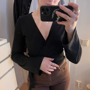 Urringad tröja - Urringad tröja som man knyter omlott! Aldrig använd 