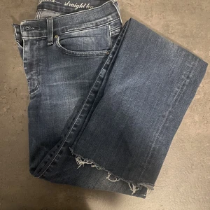 7 for all mankind vintage low rise jeans - Jättefina 7 for all mankind jeans som tyvär är för långa för mig (jag är ca 167 cm). Dem är straight leg. Kontakta för fler bilder på💕