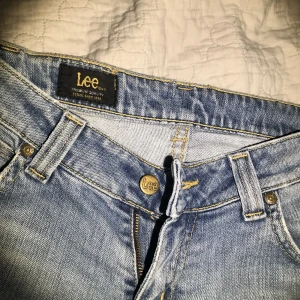 Lågmidjade lee jeans - Säljer dessa pga av de inte passar ☹️ men dem är skit snygga!  Mått: Midjemåttet 34,5cm Höft: 39cm? Innerbenslängden 76cm Hela byxan: 96 Byxorna är nytvättade så det kan vara så att dem stretchas ut efter ett tag och då är det kanske lite annorlunda mått. 