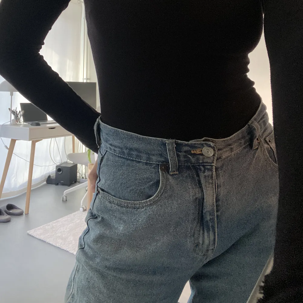 Mom jeans från pull&bear i storlek 38. Jag är 170 för referens🌸 Ett par gamla favoriter, därav en svag vit fläck på högra knäet🫶. Jeans & Byxor.
