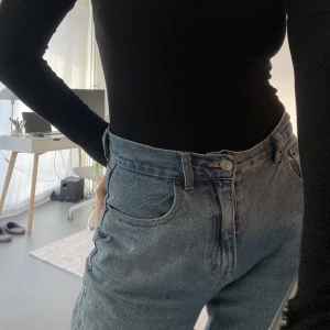 Mom jeans - Mom jeans från pull&bear i storlek 38. Jag är 170 för referens🌸 Ett par gamla favoriter, därav en svag vit fläck på högra knäet🫶