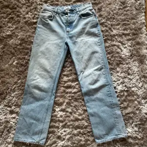 Jeans från zara säljer pågrund av att de har blivit för stora för mig inte använda jätte mycket bra Skick köpta förra julen 2021 de är både high waisted skriv privat för flera bilder på de💗