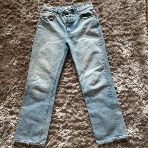 Jeans - Jeans från zara säljer pågrund av att de har blivit för stora för mig inte använda jätte mycket bra Skick köpta förra julen 2021 de är både high waisted skriv privat för flera bilder på de💗