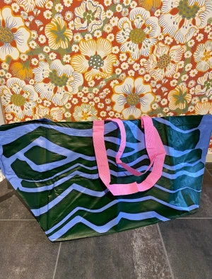 Marimekko x Ikea Bastua bärkasse väska - Stor bärkasse från Ikeas samarbete med Marimekko. Såldes i begränsad upplaga endast i varuhus, och nu slutsålda. Mått: Längd: 55 cm Djup: 37 cm Höjd: 35 cm Max. belastning: 25 kg Rymd: 71 l  200 kr eller högstbjudande!