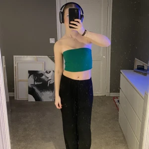 Bandautopp - Grön bandau topp i storlek xs, endast testad så bra skick. 