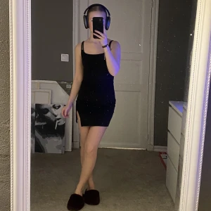 Klänning - Tight svart klänning me slits från hm, bra skick. Storlek xs