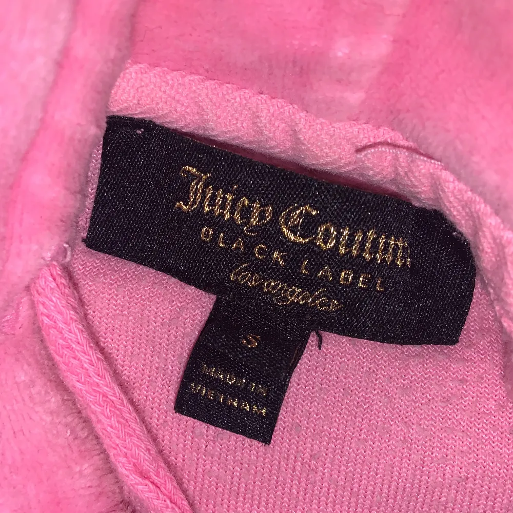 En gammal stil av juicy couture med huva  i färgen rosa 💗köpt från secondhand men inte andvänt så mycket storlek S. Hoodies.