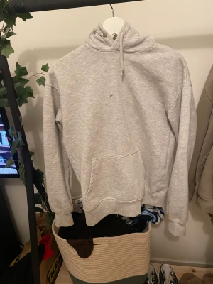 Hoodie - Mysig hoodie som är ganska bred och mellanlång. Den är ca 2 år gammal och har en liten fläck på framsidan. Knappt använd och pris kan diskuteras. 