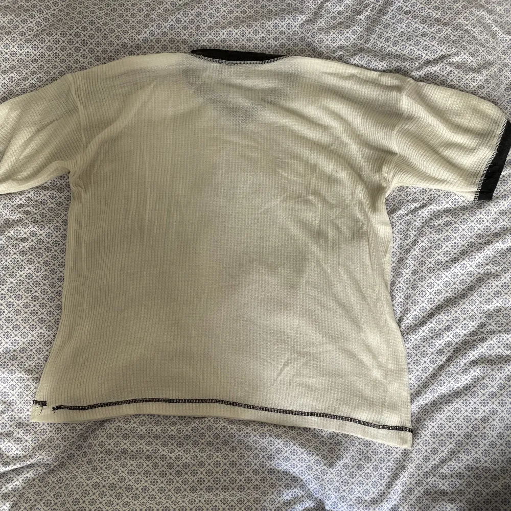 Vintage knitwear t-shirt som jag köpte på second hand för några år sen. Älskar denna t-shirt som är tunn och faller snyggt över axlarna. Ganska långa ärmar, nästan ner till armbågarna.. T-shirts.