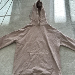 Hoodie från NELLY - Skön hoodie från NELLY TREND 