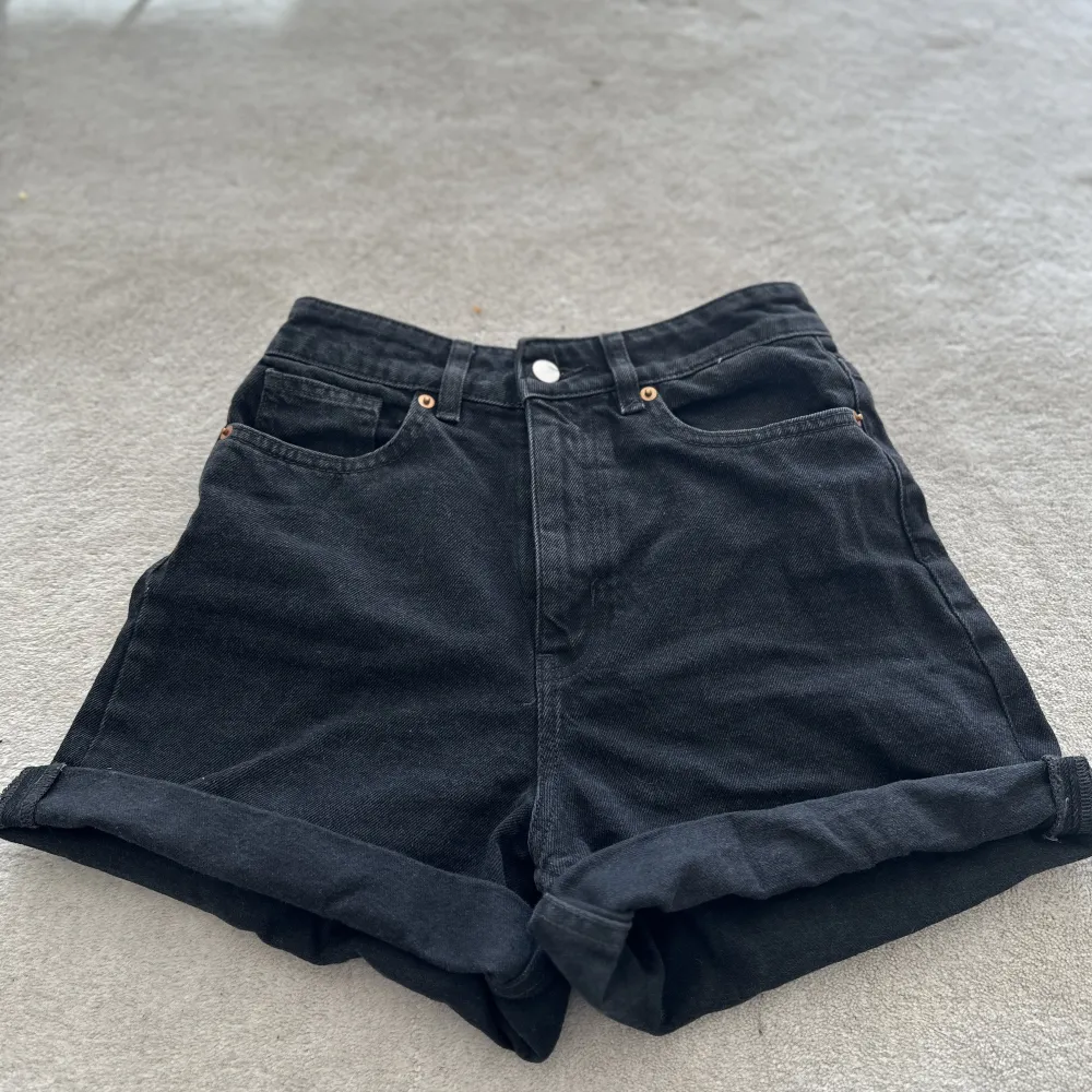 Svarta jeansshorts från H&M. Shorts.