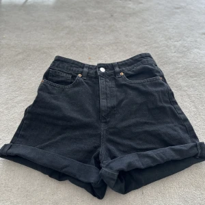 Jeansshorts  - Svarta jeansshorts från H&M