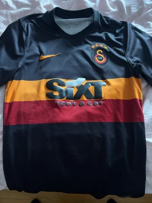 GALATASARAY MATCHTRÖJA  - Galatasaray bortatröja från förra säsongen. Storlek S. Pris 399kr + spårbar frakt