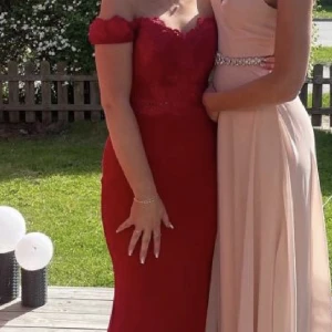 Balklänning  - Säljer vidare denna röda balklänningen som är köpt här på Plick, endast använd vid ett tillfälle. 