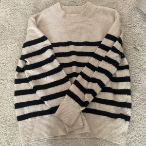 randig stickad tröja 🫶 - säljer denna fina stickade tröjan från hm !💓🥰köptes för något år sedan här på plick, den är nopprig men annars i fint skick 💗kontakta mig för fler frågor eller intresse 🫶priset kan såklart diskuteras !💖