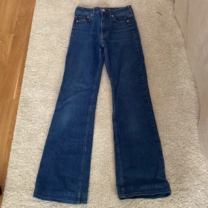blåa bootcut jeans 💙 - säljer dessa jätte snygga bootcut jeansen då de är för små för mig 💓 de är i fint skick ❤️‍🔥 kontakta mig för fler bilder eller intresse 💖 (priset kan såklart diskuteras !)