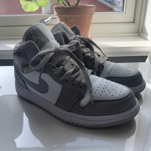 Jordan 1 Mid Linen - Säljer mina skitsnygga Jordan 1 Mid i färg Linen! Använda runt 3 gånger, nyskick! Nypris runt 3000kr. Säljer då jag inte får användning av dem 💓