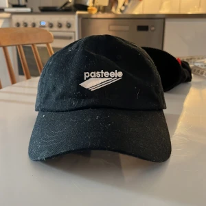 Pasteelo OG dad cap - Köpenhamnsmärket Pasteelo  Svart OG dad cap