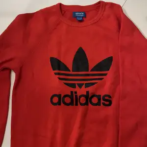 Säljer denna röda fina sweatshirt från Adidas. Enbart använd en enda gång. Det är en M!