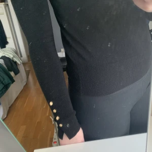 Svart tröja - Säljer min fina svarta tröja från Zara, knappt använd så i gott skick. Den har gulddetaljer på båda armar längst ned med slitt (se bild 2). Kom privat om ni har frågor 💗