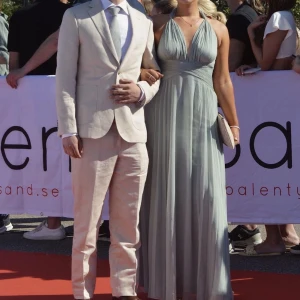 Balklänning grön  - Säljer min älskade balklänning då den inte kommer komma till användning mer. Kul om någon annan kan ha nytta av den!🥰   Stl 38, köpt på Asos. Har sytt om den hos skräddare i ryggen och gjort den till halterneck med öppen rygg. Finns därför ingen likadan!