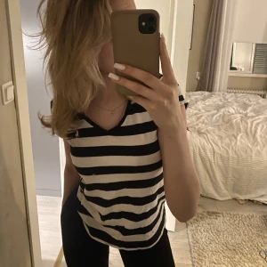  Ralph Lauren t-shirt  - Svartvit randig Ralph Lauren t-shirt. Använd fåtal gånger och i väldigt bra skick. Vid frågor är det alltid bara att fråga. Kolla gärna in min profil🤍🤍