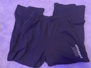 Svarta mjukis byxor - Högmidjade Mjukisbyxor