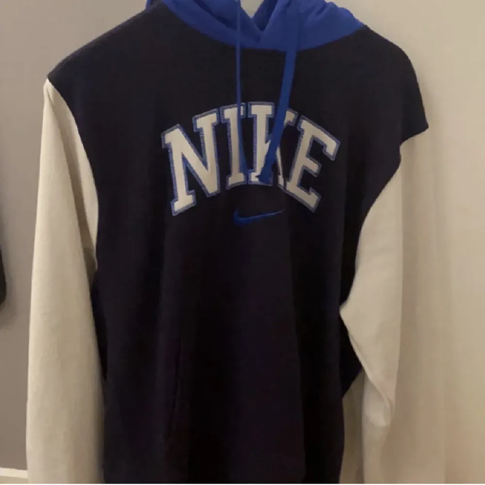 En mörkblå/vit nike hoodie köpt på foot locker för 750 kr. knappt använt.. Hoodies.