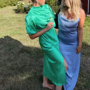 Slutsåld satin klänning från ASOS. Perfekt för bröllop, examen eller sommarfest. Använd vid ett bröllop och är kemtvättad efter💚 Nyskick! 