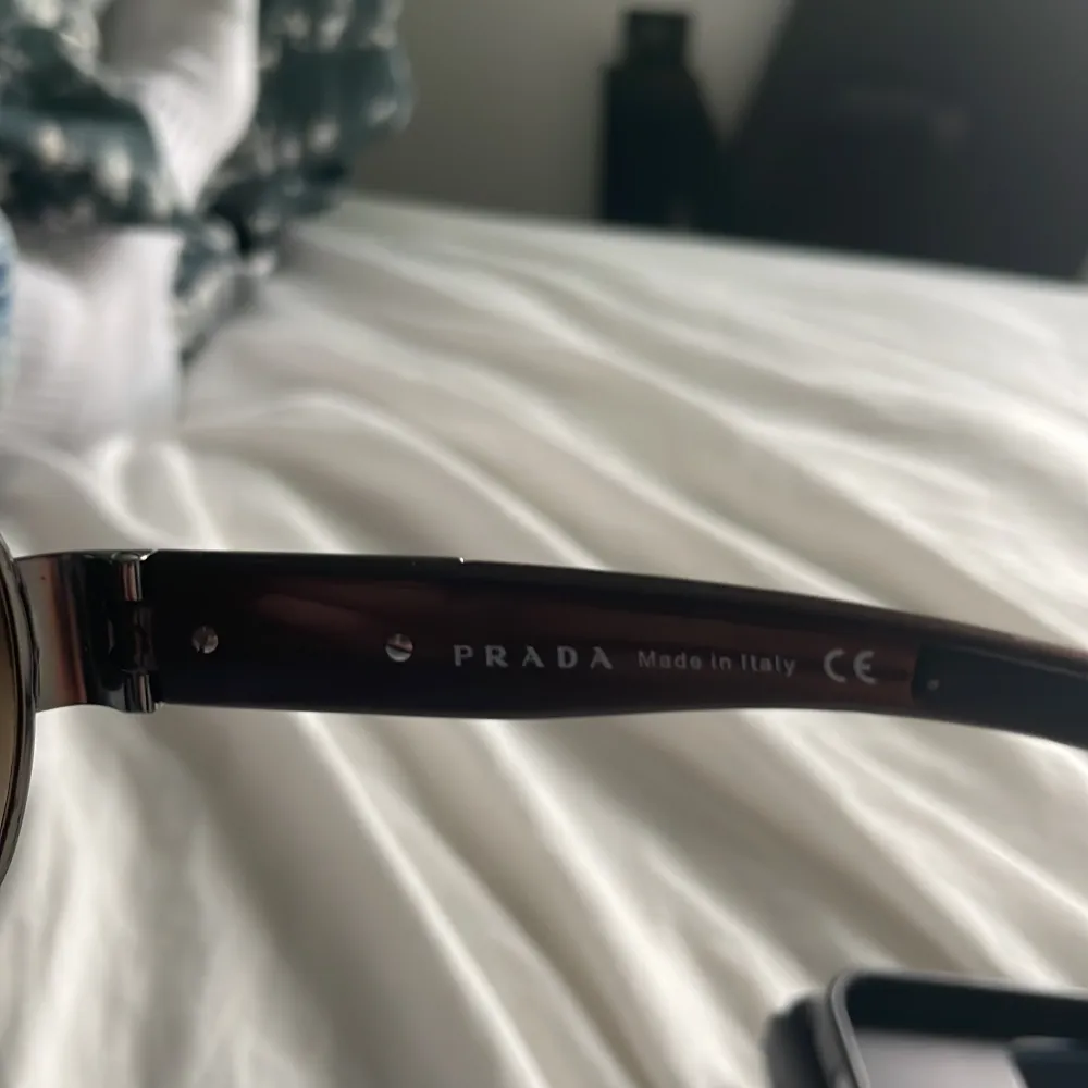 Säljer nu dessa Prada solglasögon eftersom dom inte kommer till användning längre! De är i rätt bra skick med ett fåtal repor som inte märks! Modellen säljs inte längre: men nypris 2300. Accessoarer.