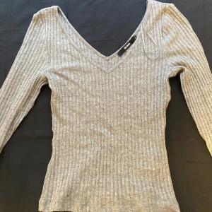 Grå tröja  - Denna gråa tröja har aldrig använts. Helt ny i storlek s. Säljer den då den är för liten. Annars är den helt ny samt fin. 