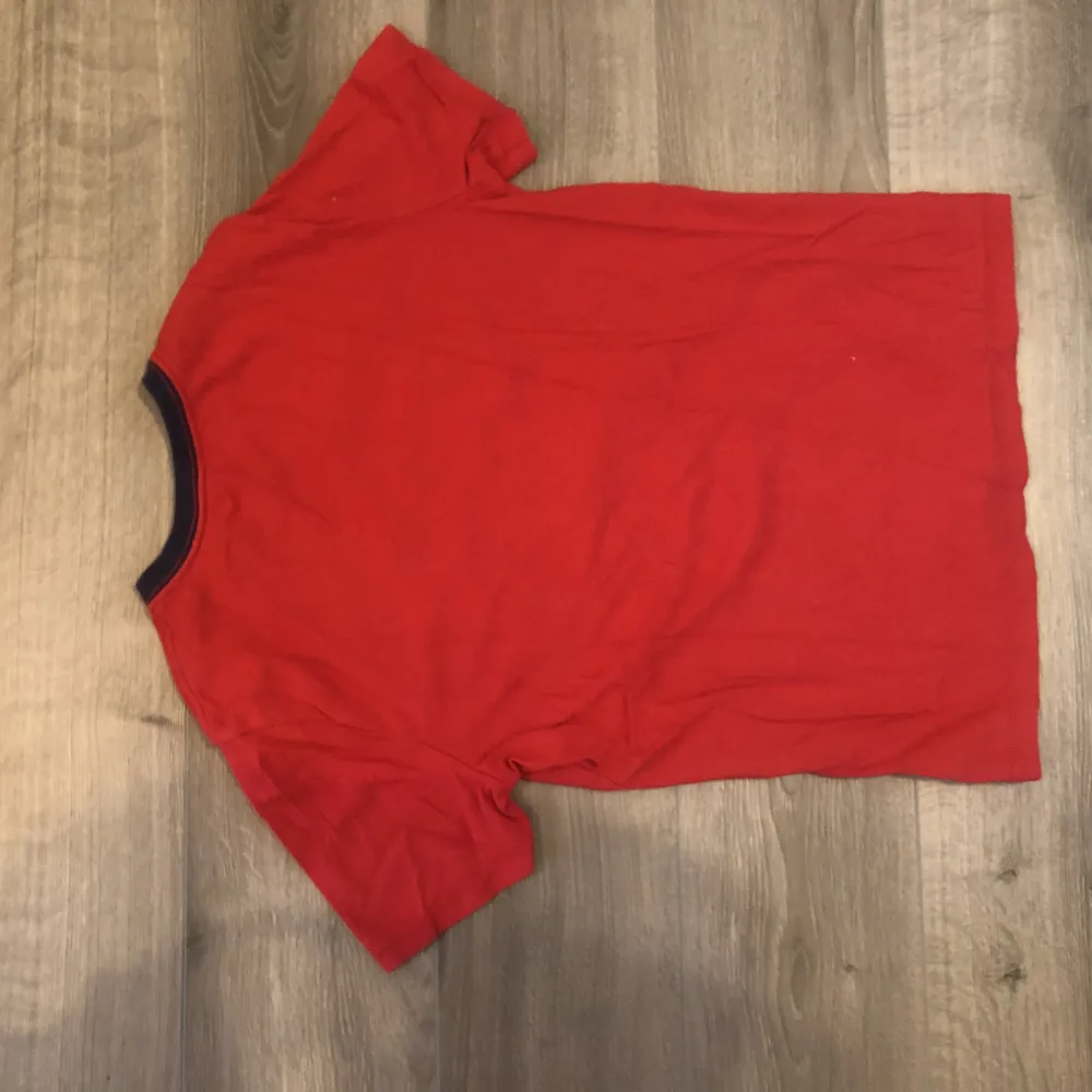 Röd gap t-shirt med vita och mörkblå detaljer. Storlek XL kids men passar som en S-M dam.. T-shirts.