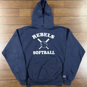 Champion Rebels Softball Hoodie - Snygg vintage Champion Hoodie i storlek M! Bara att skriva om du undrar över något🙏