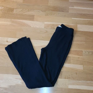 Utsvängda leggings - Utsvängda ribbade leggings från Gina Tricot i storlek XS. Kan fraktas men köparen står för frakten🥰