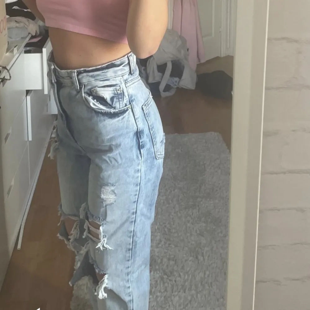 Jeans med hål från bershka i storlek 36💗  Aldrig använda❤️ Nypris 549. Jeans & Byxor.