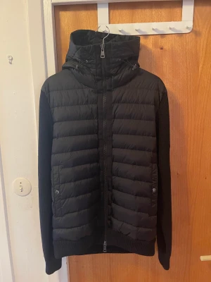 Moncler cardigan  - Moncler cardigan i storlek XL. Passar L. Svart Sälj då de fel storlek o de försent att byta ut den . Har kvittot   10600 i butik