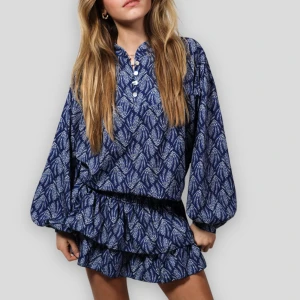 Marinblå mönstrad kjol - Super fin kjol med shorts inuti som inte syns, från meet me there x Fashion tiger. Betalade 500 kronor totalt, 400 för kjolen och 100 för frakt. Säljer för 350 exkl frakt, eller 300 vid snabbt köp. Stretchig så passar S-L. Är helt oanvänd med lappar!💖