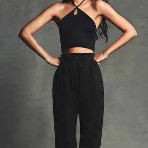 Topp från Zara - Toppar från Zara i nyskick💕 Säljer både en svart och vit, köp båda för 100! 