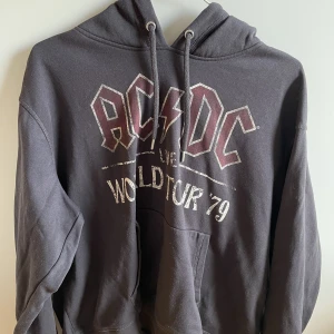 Acdc hoodie - Oanvänd, men så mjuk & härligt material! Passar S—m beroende på hur man vill att den ska sitta 
