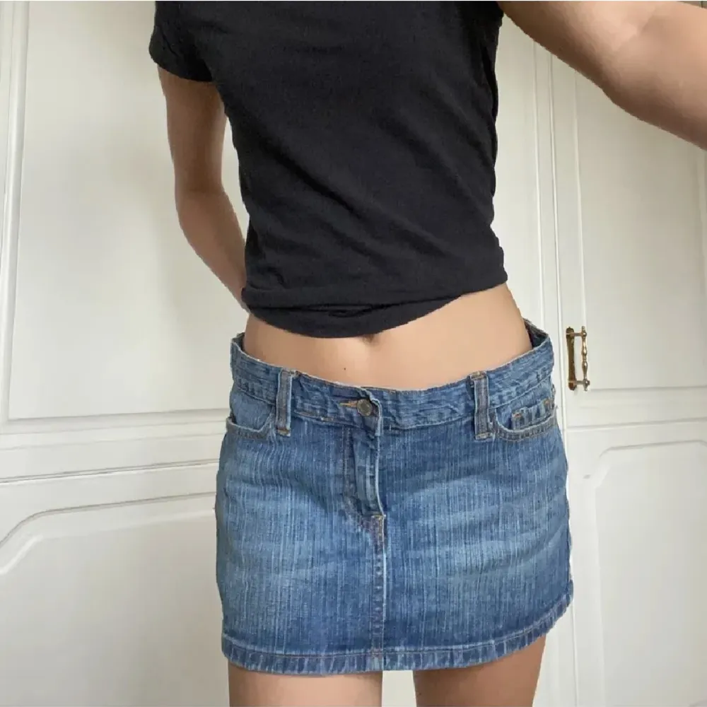 Säljer en mini kjol i jeans från brandy melville. Helt oanvänd💞 (Lånad bild från förra ägaren) . Kjolar.