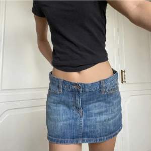 Säljer en mini kjol i jeans från brandy melville. Helt oanvänd💞 (Lånad bild från förra ägaren) 