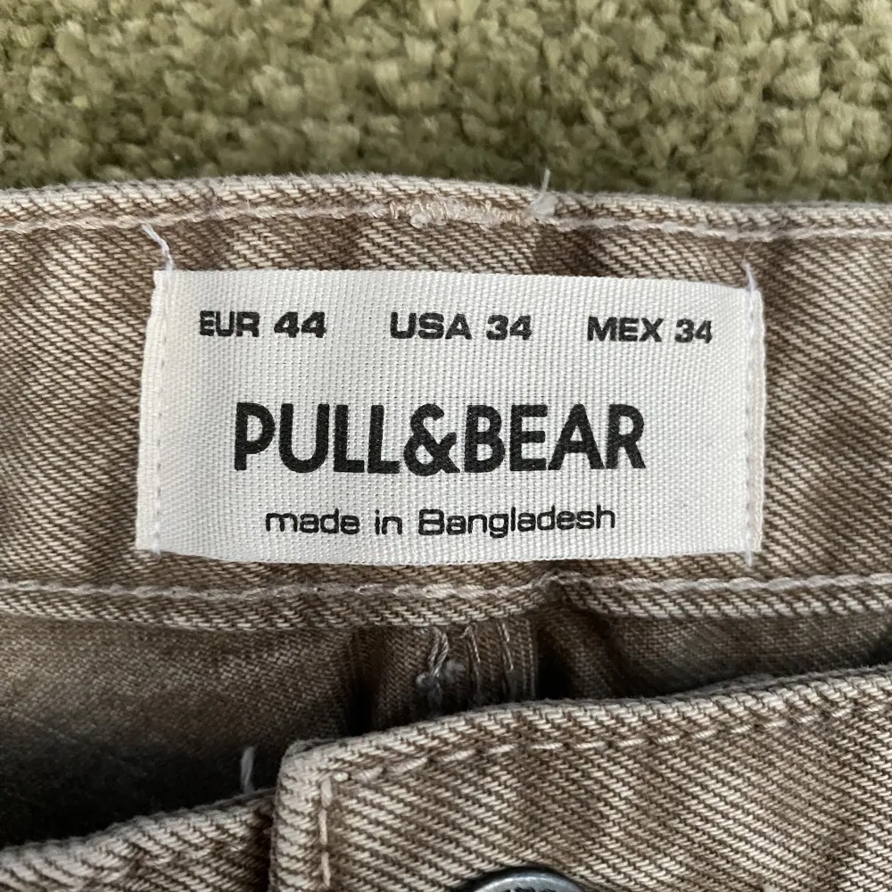 Ett par beige byxor i regular fit från pull & bear. Storlek 34 och är näst intil oanvända. Mer bilder kan skickas vid önskan. . Jeans & Byxor.
