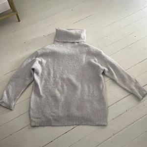 Stickad tröja - Längre stickad polotröja från Zara i storlek S, lite oversized i modellen så passar även storlek M