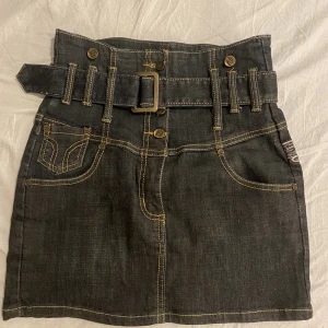 Jeans kjol  - Vintage jeans kjol med coolt tryck på där bak💕