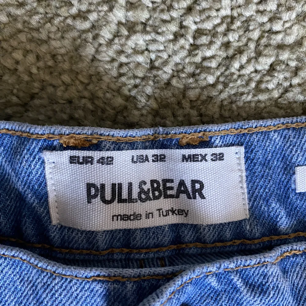 Ett par blå jeans från pull & bear. De är i storlek 32 och har regular fit. Mer bilder kan skickas vid önskan. . Jeans & Byxor.