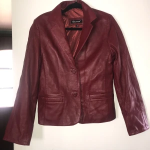 Röd Skinnkavaj - En röd skinnkavaj från i jättefint skick ! I storlek 36 Märket är Goldstein