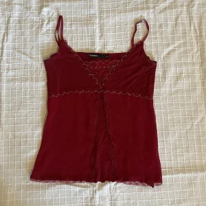 Rött linne  - Rött linne med pärlor och mesh. Står storlek S men passar också M. Frakt tillkommer 💓