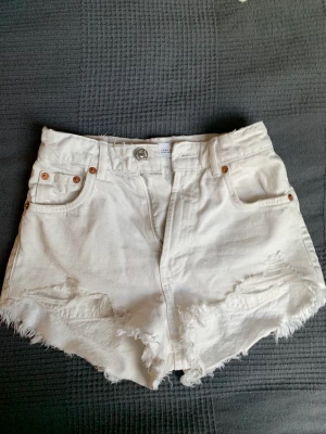 Vita zara shorts - Jätte snygga vita zara shorts. Bara använts få gånger. Jätte bra skick.