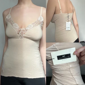 birger et mikkelsen topp - helt ny oanvänd med lapp på. storlek s. märke: birger et mikkelsen. färg nude/beige. möts i stockholm eller fraktar.